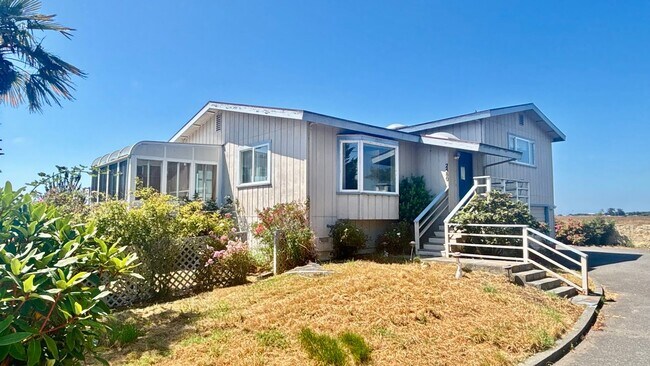 Foto del edificio - Spacious 3BD/2.5B Arcata home boasts farml...