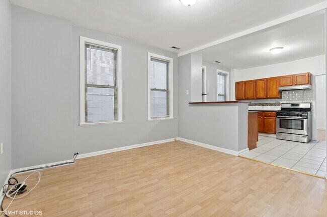 Building Photo - 560 W 18th St