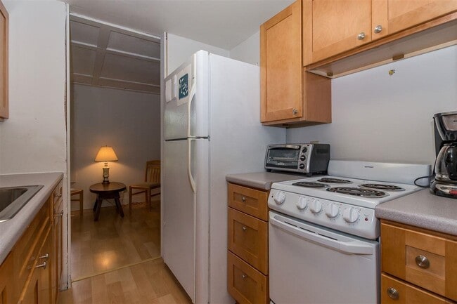 Building Photo - 108 Linden St