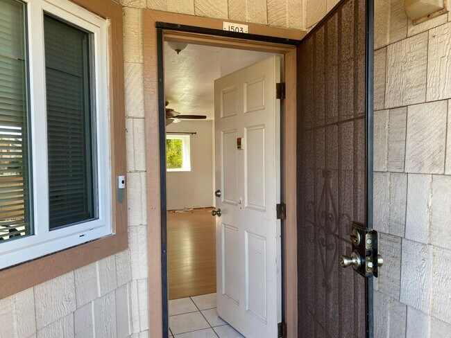 Foto del edificio - TOWNHOUSE - 3 BED/ 2 BATH/ 1 PARKING AT HA...