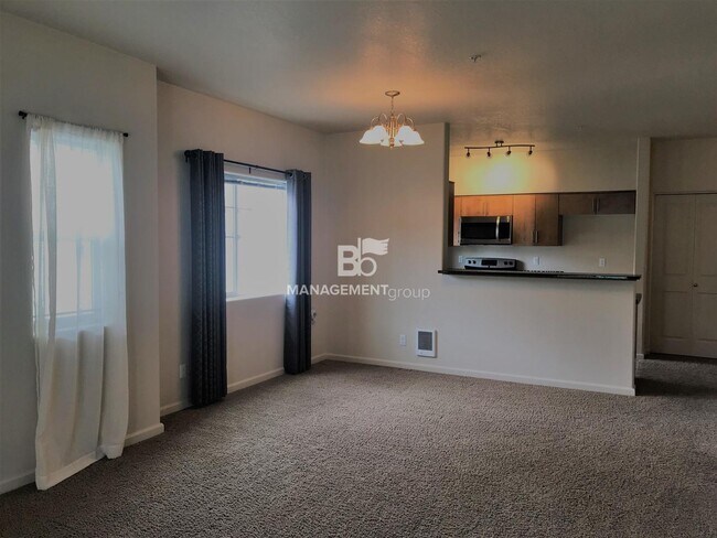Building Photo - Beautiful NW Portland Condo Located in Tim...