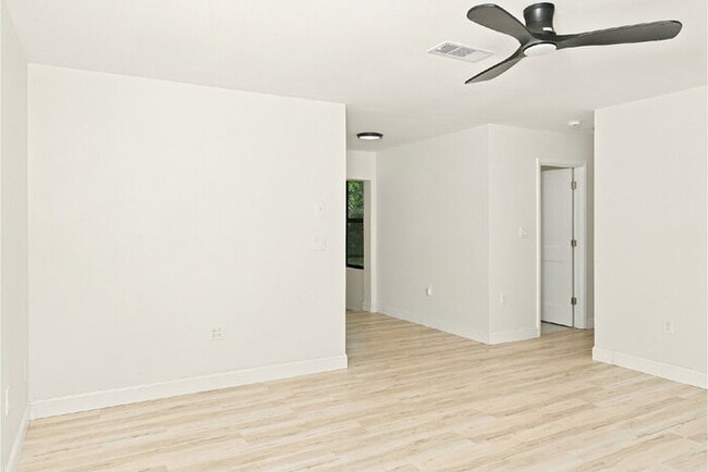Foto del edificio - Fully Renovated 3/2 Near Manasota Beach with a Sunroom and a Big Backyard