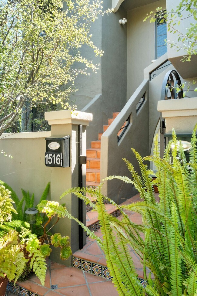 Foto del edificio - 1516 S Crest Dr