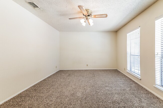 Foto del edificio - Charming 2BR/1BA Sherman Townhome with Private Fenced Backyard – Move-In Ready