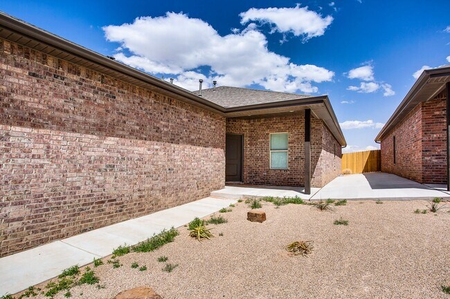 Foto del edificio - 1716 Corpus Avenue  - First full month's r...