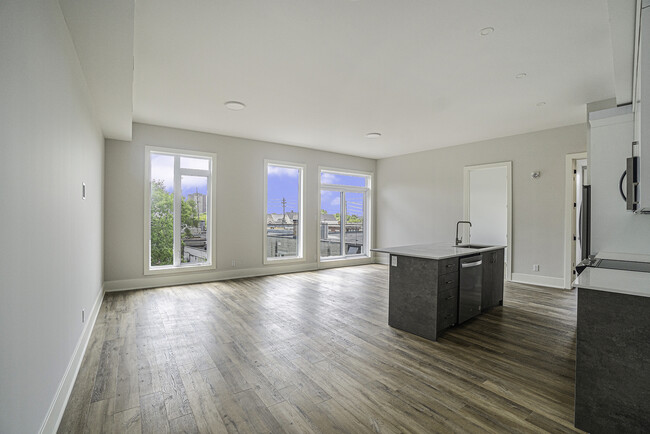 Building Photo - 404 Eden Av