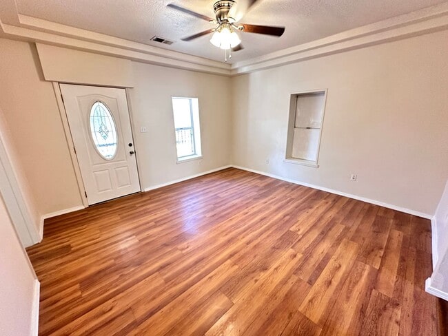 Building Photo - Located Near Downtown 2 Bedroom 1 Bathroom