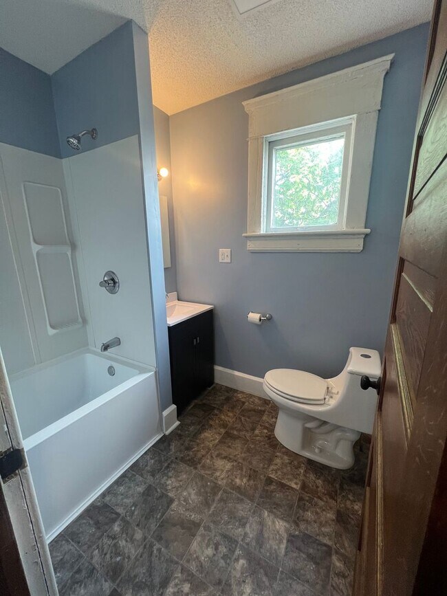 Foto del edificio - 617 E Main St