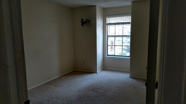 Upstairs guest bedroom - 2821 W Long Dr