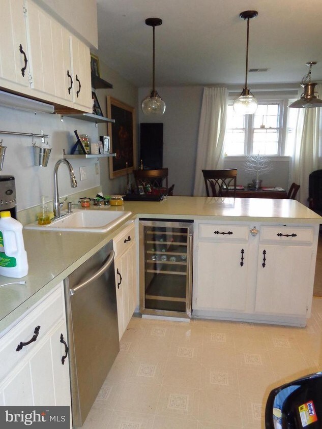 Primary Photo - 103A Leeds Ct E