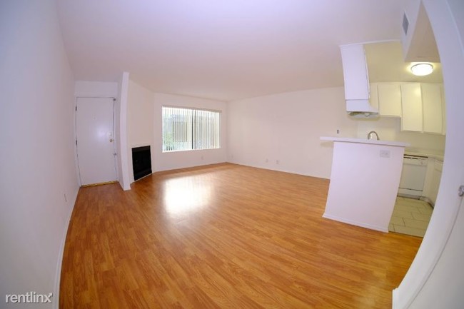 Building Photo - 15051 Moorpark St