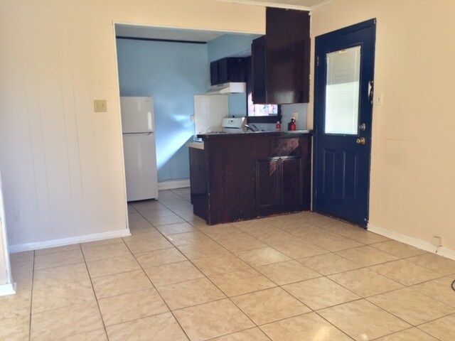 Kitchen and side door to exterior - 717 Edenborn Ave
