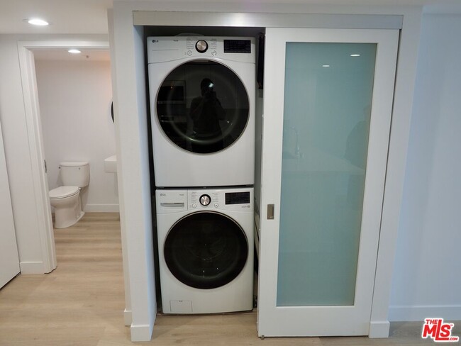 Building Photo - 13700 Marina Pointe Dr