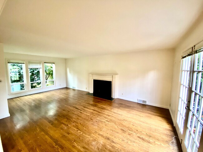 Building Photo - 2138 Boyer Ave E