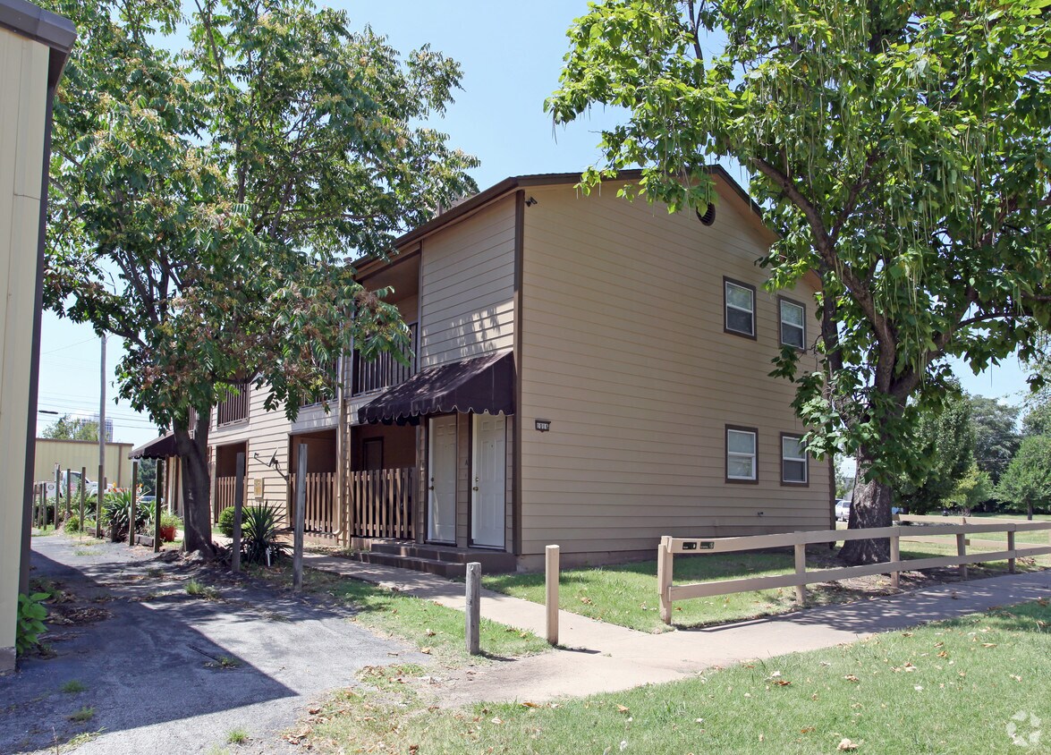 Primary Photo - 1016 S Quaker Ave