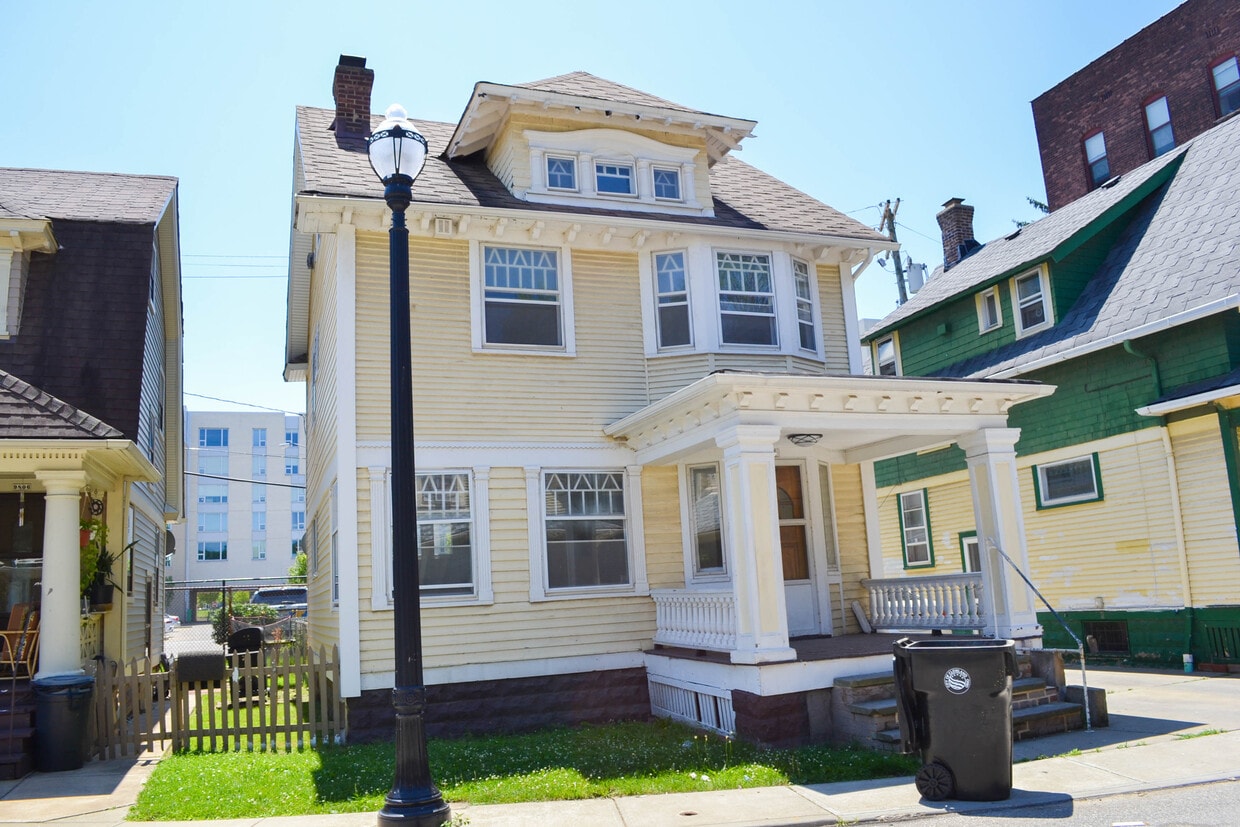Primary Photo - 9804 Newton Ave