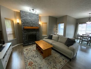 Building Photo - 936 Starling Pl