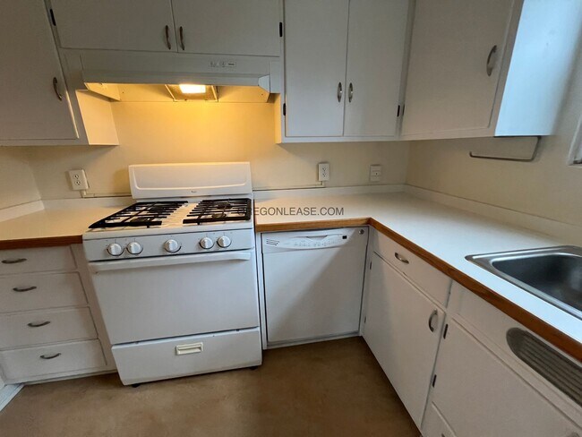 Building Photo - 2 Bedroom 2 bath downtown apartment available now