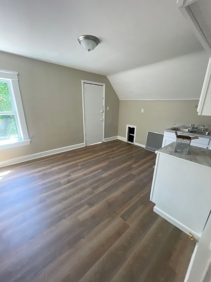 381 E 152nd St Cleveland, OH 44110 – photo 2