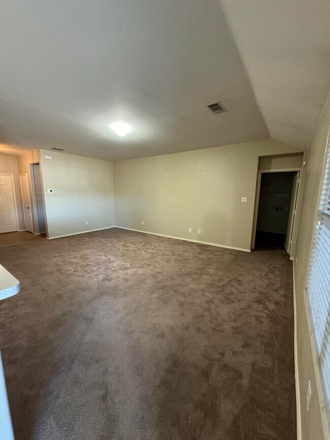 Building Photo - Wonderful Dallas home in a great neighborh...