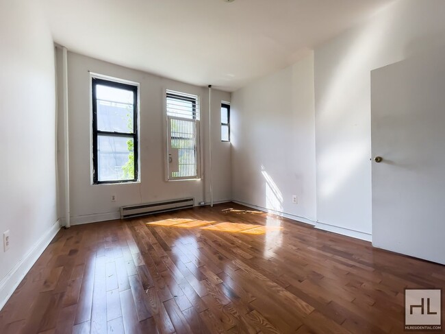 Foto del edificio - TROUTMAN STREET / Spacious Bushwick 2-Bed ...