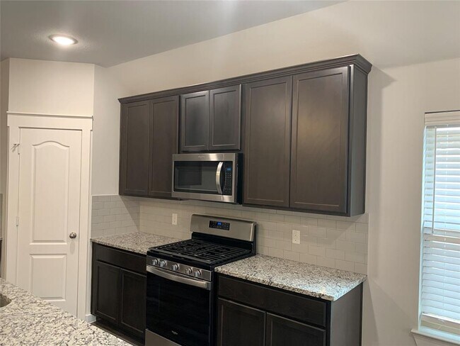 Building Photo - 5015 Flanagan Dr