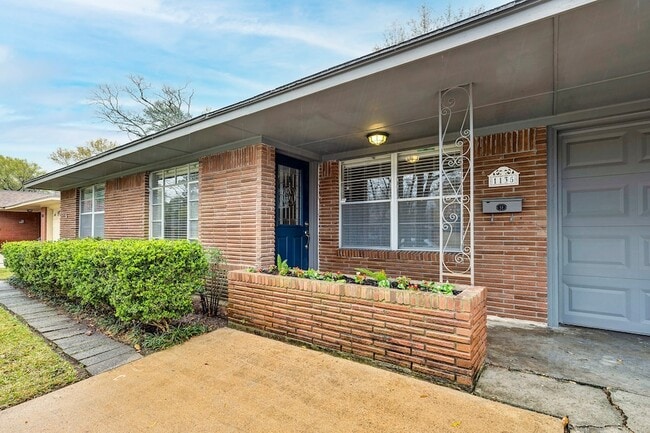 Photo - 1135 W 31st St House