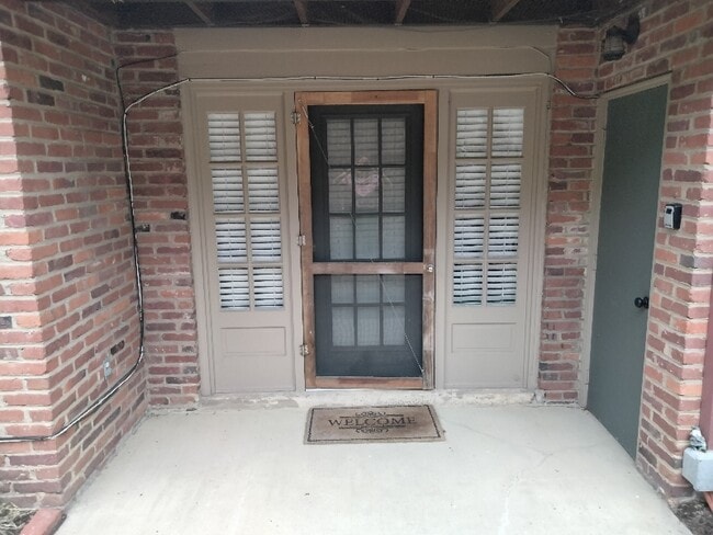 Building Photo - 920 Margarite Dr