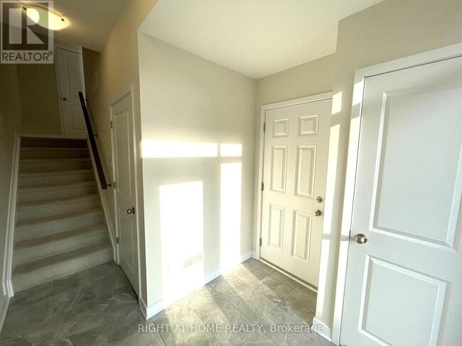 Building Photo - 186 Visor Private