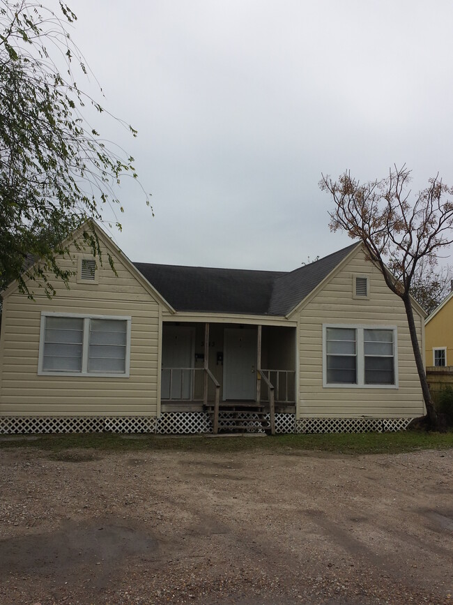 Building Photo - 3143 Magnoila, Unit b