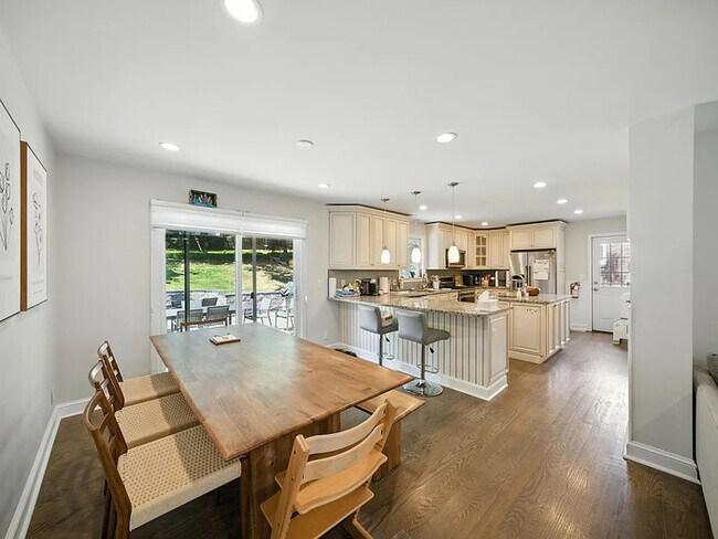 Foto del edificio - Beautifully renovated 4-bedroom, 4-bath re...