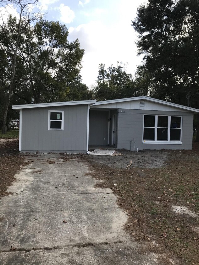 Foto principal - 7006 Christopher Robin Dr