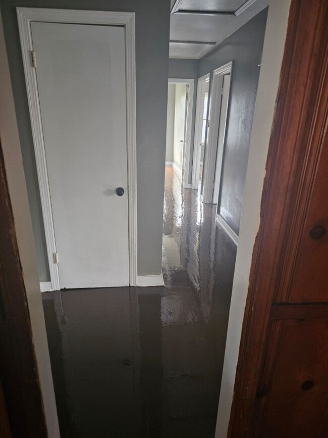 Building Photo - 540 Clubview Dr