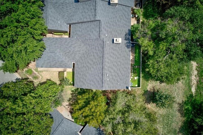 Foto del edificio - 7211 Lakewood Dr