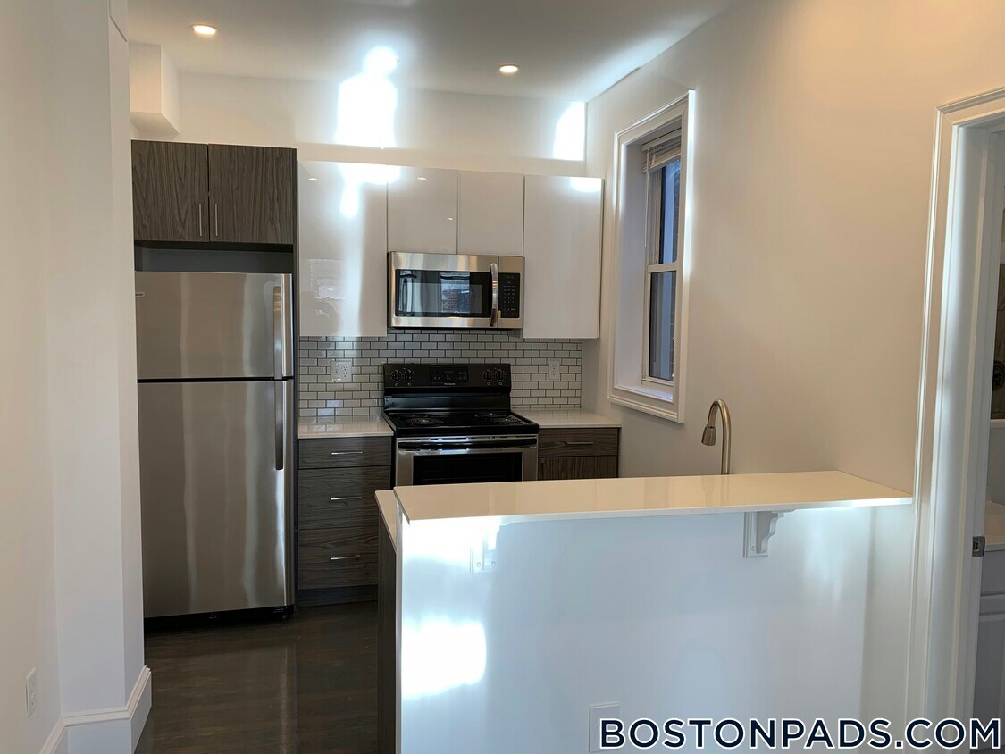 Primary Photo - 124 Peterborough St