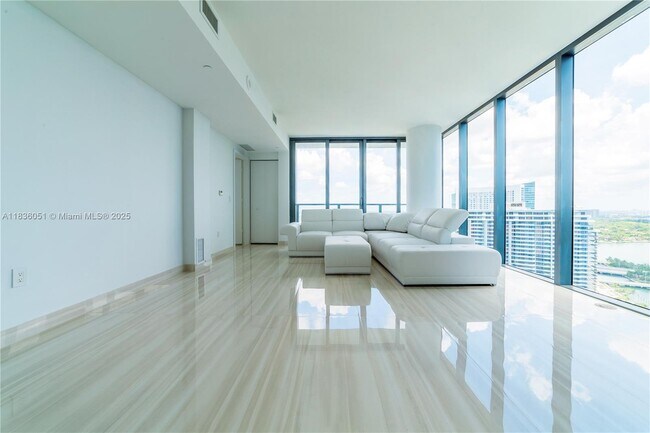 Foto del edificio - 650 NE 32nd St