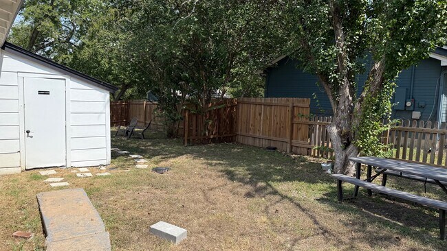 Foto del edificio - 1802 E University Ave