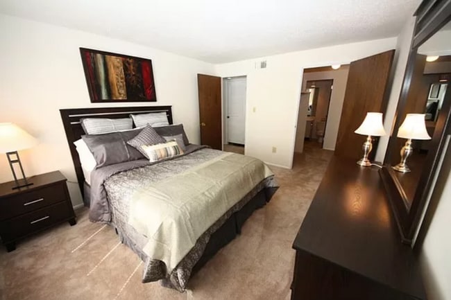 Building Photo - Waterford Square