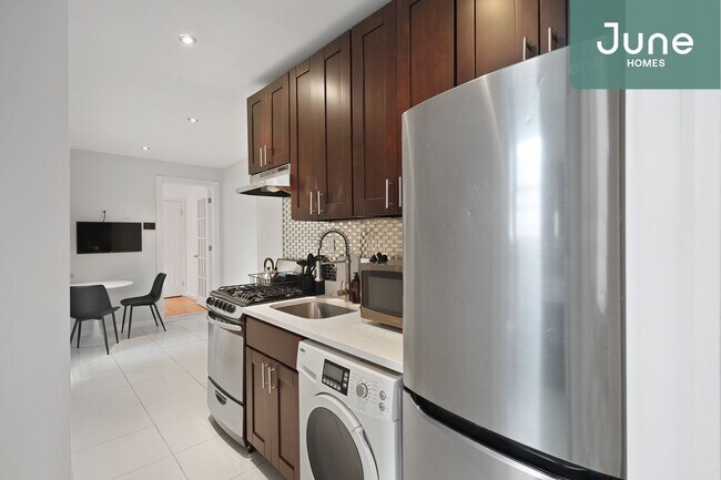 Foto del edificio - ROOM ONLY in 3-bed/1.0-bath Home