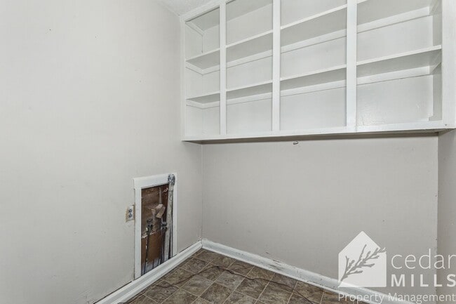 Building Photo - Remodeled Duplex Conveniently Located Near WSU!