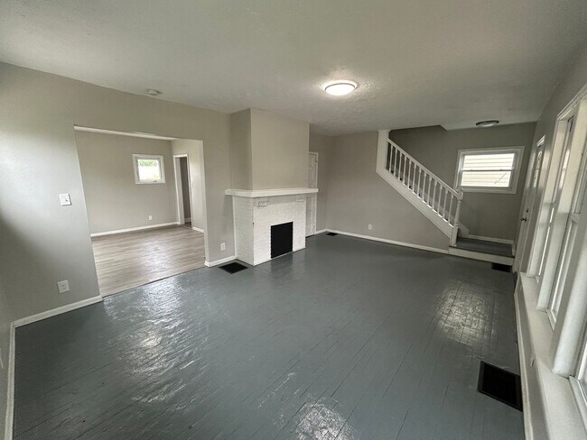 Foto del edificio - Spacious 3-Bedroom, 1 Bathroom Home Locate...