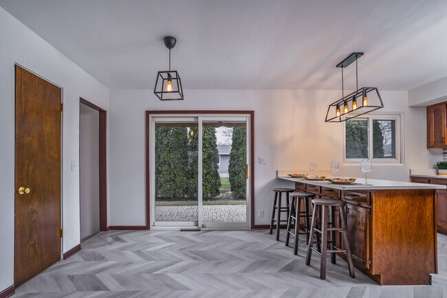 Building Photo - 1506 Elm St W