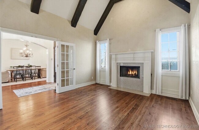 Foto del edificio - Exquisite custom home with high end finishes located in the gated community of Maple Ridge Village