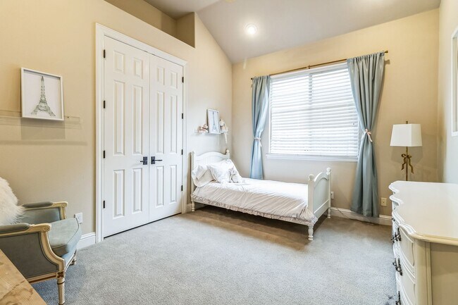 Building Photo - Luxurious Furnished Spanish-Style Home wit...