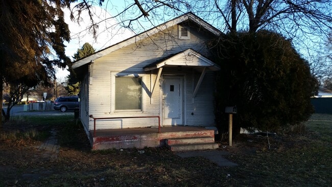 Building Photo - Large 3 br near YVCC