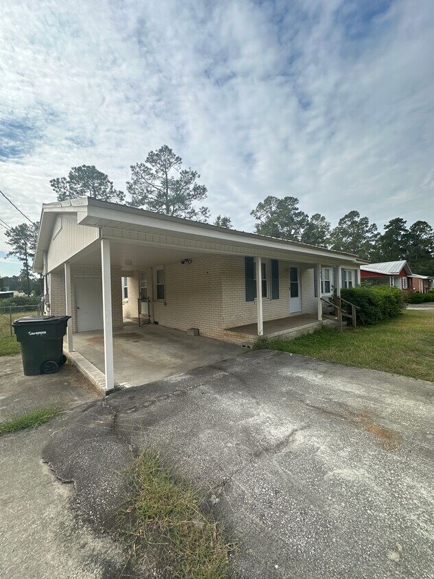 Foto principal - 3 Bed 1.5 Bath Brick Home For Rent