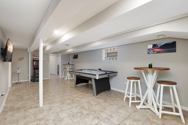 Foto del edificio - 6121 S Narragansett Ave