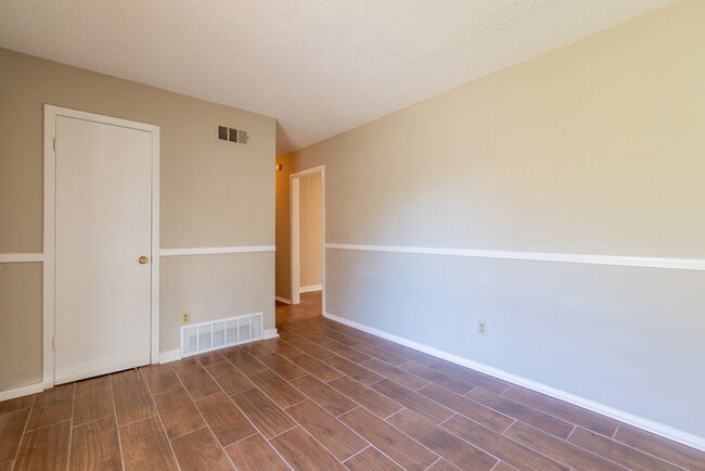 Building Photo - 6560 Greenbriar Dr
