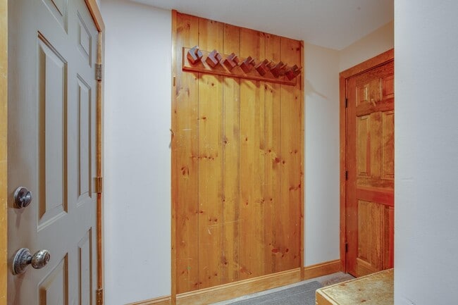 Building Photo - 161 W Glade Rd