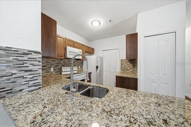 Foto del edificio - 6141 Metrowest Blvd